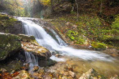 Güzel bir arka planda şelalesi olan sonbahar manzarası. Mala Fatra Ulusal Parkı, Slovakya, Avrupa 'daki kayalık vadi Dolne Diery..
