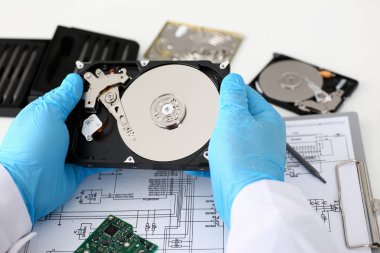 Mavi eldiven giymiş bir erkek tamirci