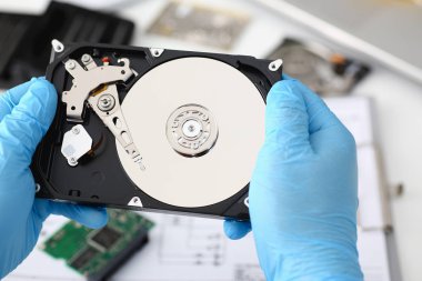 Mavi eldiven giymiş bir erkek tamirci