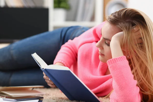 Giovane bella donna bionda sdraiata sul pavimento leggere libro — Foto Stock