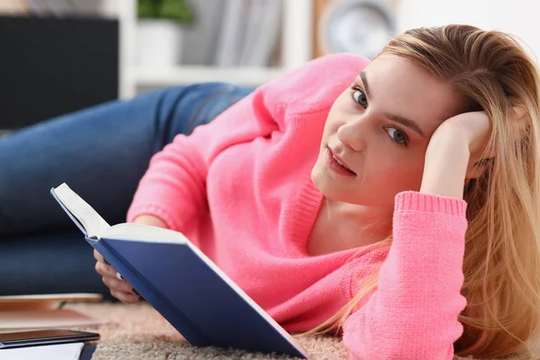 Giovane bella donna bionda sdraiata sul pavimento leggere libro — Foto Stock