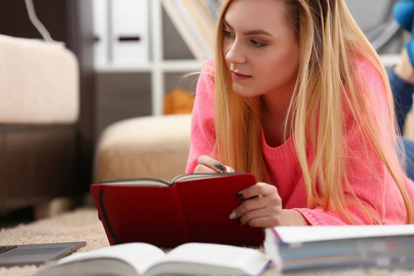 Młody piękny blond kobieta położyć się na podłodze, czytać książki — Zdjęcie stockowe