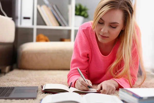 Giovane bella donna bionda sdraiata sul pavimento leggere libro — Foto Stock