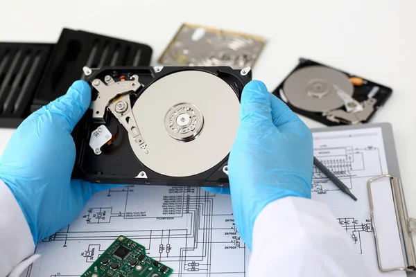 Mavi eldiven giymiş bir erkek tamirci