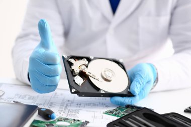 Mavi eldiven giymiş erkek tamirci olduğunu