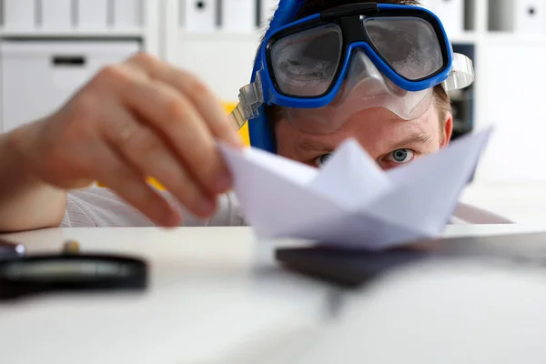 Mann mit Anzug und Krawatte in Brille und Schnorchel — Stockfoto