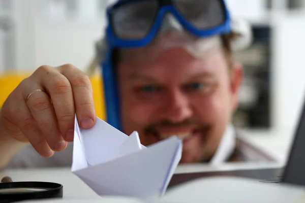 Mann mit Anzug und Krawatte in Brille und Schnorchel — Stockfoto