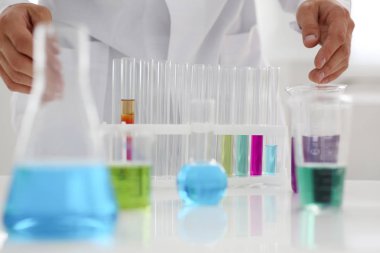 Bir erkek kimyager tüp cam içinde tutar