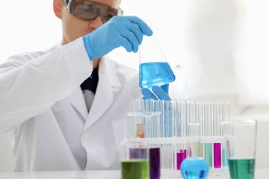 Bir erkek kimyager tüp cam içinde tutar