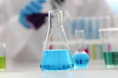 Kimya endüstrisi ampul mavi kırmızı ile