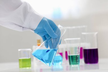 Bir erkek kimyager tüp cam içinde tutar