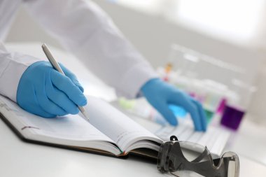 Çalışan kimyasal laboratuvar öğretmen