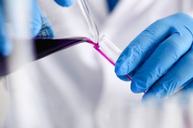 Bir erkek kimyager tüp cam içinde tutar