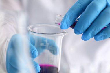 Bir erkek kimyager tüp cam içinde tutar