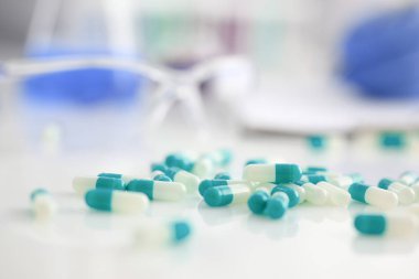Tablet ilaç tablo üzerinde dağınık