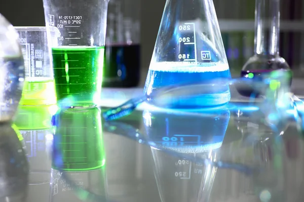 Bulbo da indústria química com magenta azul — Fotografia de Stock