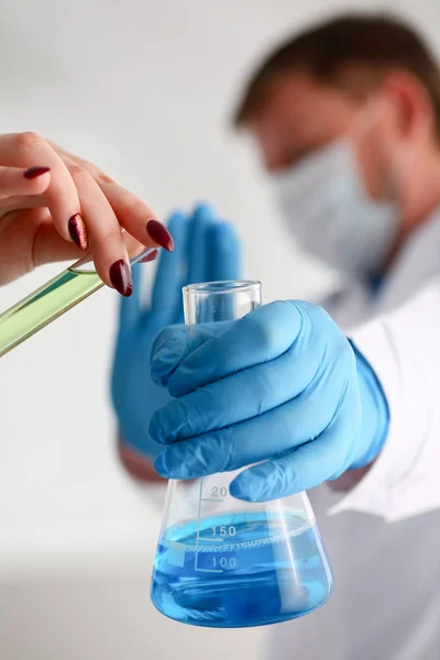 O professor da aula de química tem medo. — Fotografia de Stock