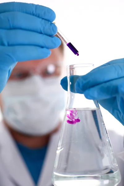 Um químico macho detém tubo de ensaio de vidro — Fotografia de Stock