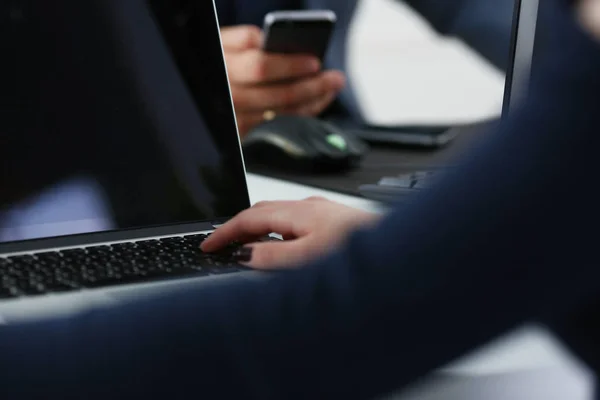 La mujer de negocios trabaja en el portátil en la oficina — Foto de Stock