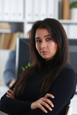 ofiste patronuyla kabine tabloda genç güzel esmer kadın oturup