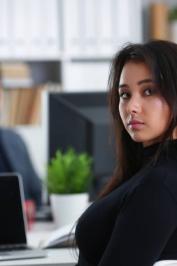 ofiste patron ilk evini çalışma kavramının kabine tabloda genç güzel esmer kadın oturup