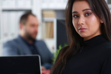 ofiste patronuyla kabine tabloda genç güzel esmer kadın oturup