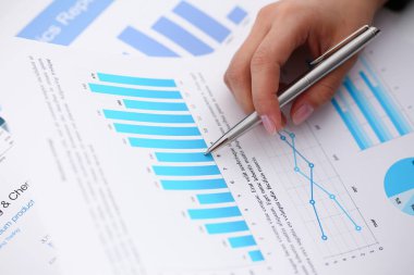 iş kadını çalışma ofis portre belgelerde