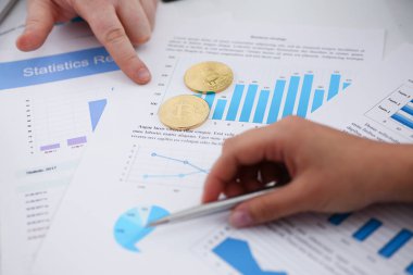 İşadamları belgeleri dijital para portre çalışması