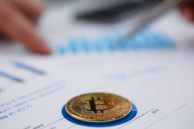 İşadamları çalışma belgeleri analiz bilgi yapmak dijital para kavramı closeup anlaşma