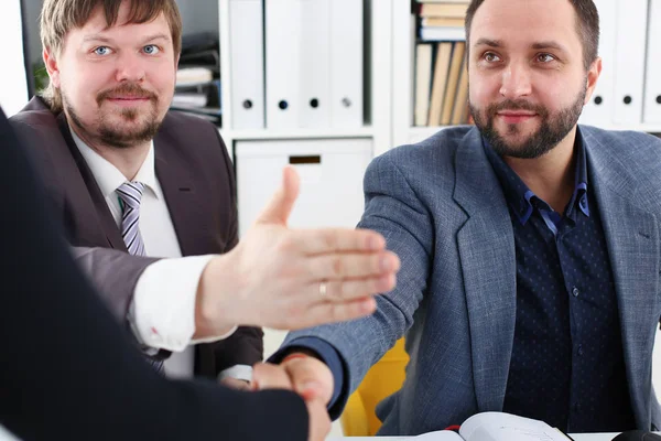 若い幸せなビジネスマンと主張するオフィスでの会議を持っているお互いの見解が異なる点があります。 — ストック写真