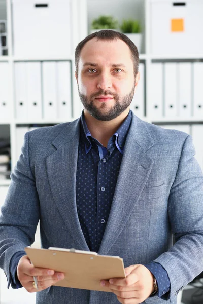 Retrato de joven hombre de negocios prometedor guapo en el cargo — Foto de Stock