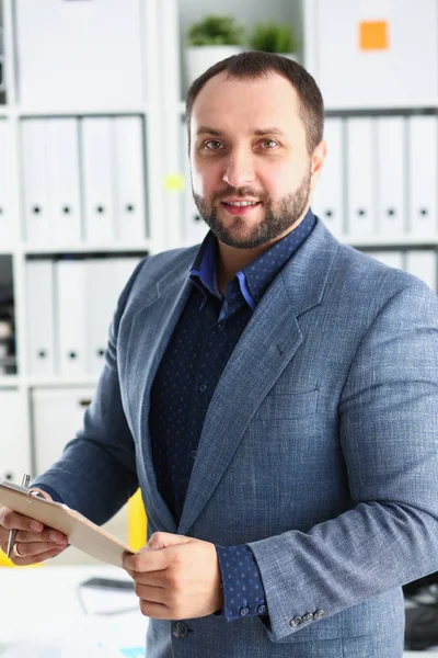 Retrato de joven hombre de negocios prometedor guapo en el cargo — Foto de Stock