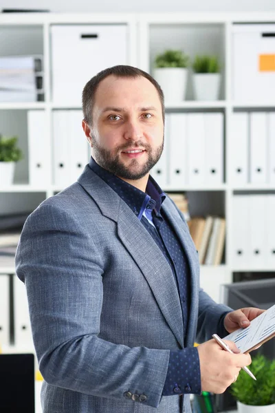 ofiste genç yakışıklı gelecek vaat eden işadamı portresi