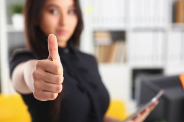 Genç güzel esmer kadın gösterisi büyük parmak portre