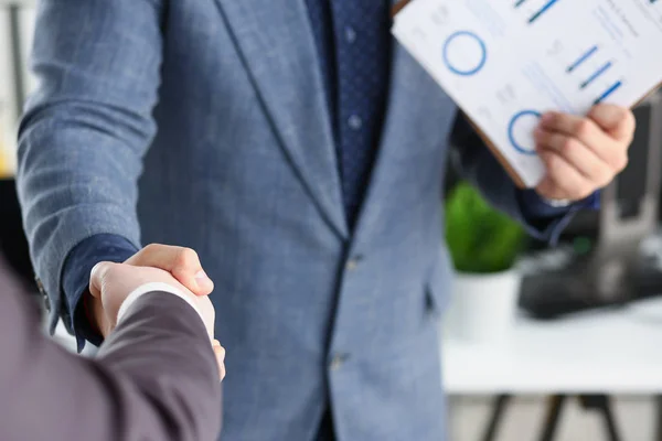 Giovani uomini d'affari felici si incontrano in ufficio stringono la mano l'un l'altro primo piano — Foto Stock