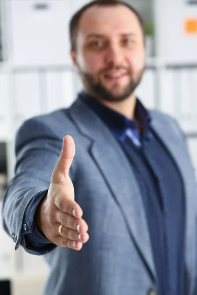 Affärsman arbete i office låna hand framåt närbild — Stockfoto