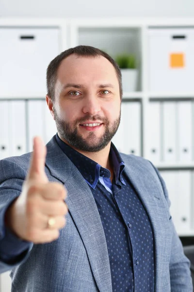 Jovem bonito promissor empresário trabalho no escritório mostrar dedo grande para cima — Fotografia de Stock