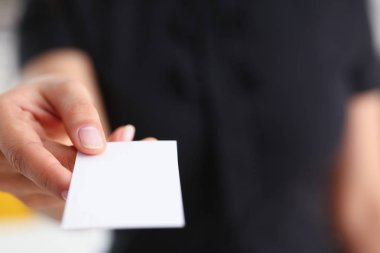 iş kadını onun yeni ortağı closeup Kartvizitine vermek