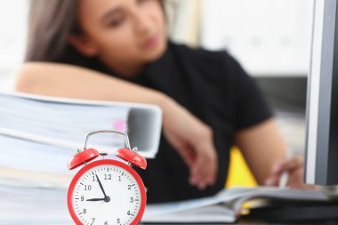 Yorgun ve bitkin Çinli kadın bir sürü belge düşmek uykuda ile iş var. Büyük kazık belge klasörleri, baş ağrısı ve depresyon kavramı