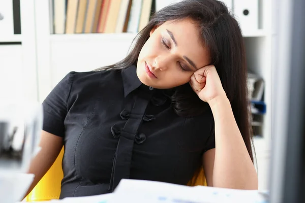 Уставшая и измученная женщина много работает с документами засыпают — стоковое фото