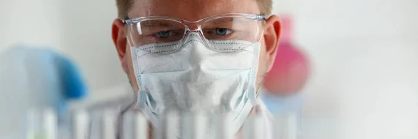 Tubos de ensaio de um laboratório químico — Fotografia de Stock