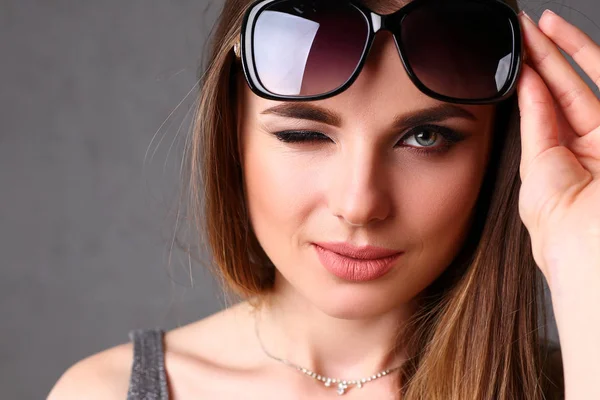 Vacker ung leende brunett flicka bär solglasögon — Stockfoto