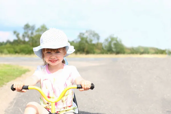 Alegre un niño feliz en una bicicleta — Foto de Stock