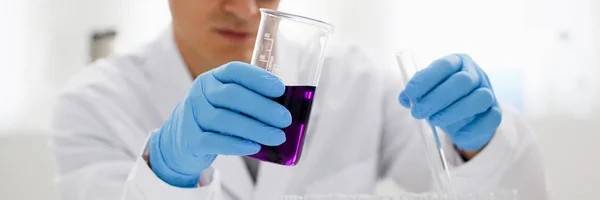 Um químico macho detém tubo de ensaio de vidro em — Fotografia de Stock