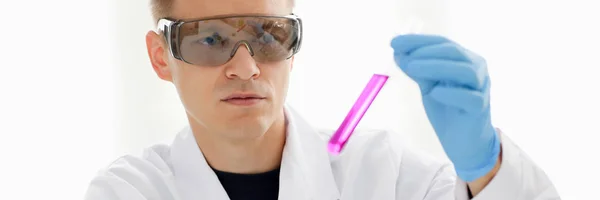 Chemiker hält Reagenzglas in der Hand — Stockfoto