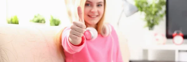 Jonge mooie blonde vrouw houd tablet in wapens Toon grote vinger super — Stockfoto