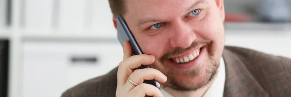 Knappe lachende zakenman talk cellphone — Stockfoto