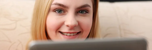 Jovem Bela Mulher Loira Sentar Sofá Sala Estar Segurar Tablet — Fotografia de Stock