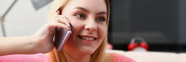 Jeune belle femme parlant au téléphone — Photo