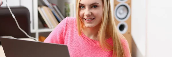 Jovem bela mulher loira sentar-se em sala de estar trabalho no laptop — Fotografia de Stock